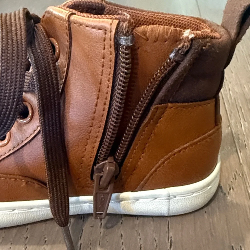 Cat & Jack Tan Kids Sneakers with White Soles size 8 toddler - Picture 5 of 8